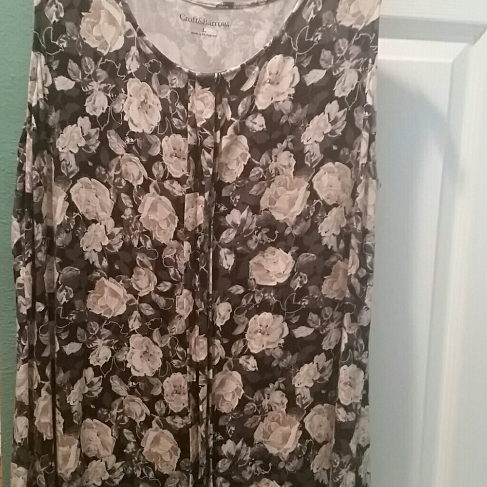 Super cute floral sleeveless top Sz Large